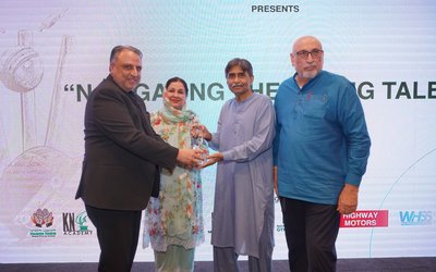 Mr.Athar Mehboob (VC Alkauser University) Receving Momento from Javed Miandad ( Ex. Captain Pakistan Team) on the occasion of Graduation ceremony of Helping Hand under-15 Karachi Boys cricket skill development program
